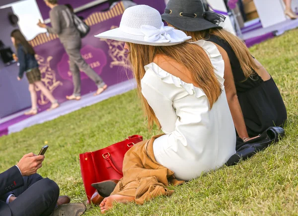 Dos novias al aire libre — Foto de Stock