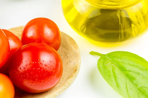 Varietà di pomodori colorati e olio d'oliva — Foto Stock