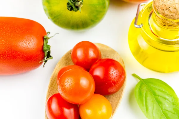Variétés de tomates colorées et d'huile d'olive — Photo