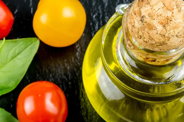 Varieties of colorful tomatos and olive oil — Stock Photo, Image