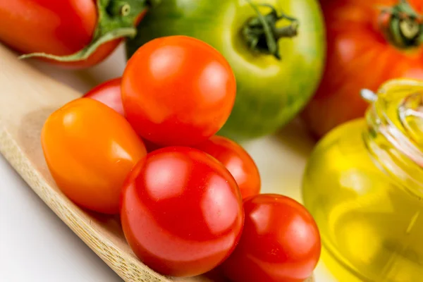 Variétés de tomates colorées et d'huile d'olive — Photo
