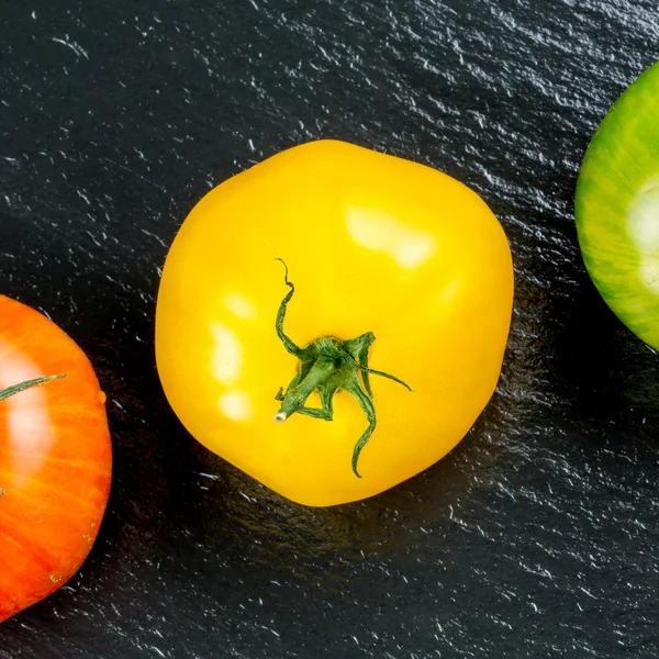 Many varieties of colorful tomatos — Stock Photo, Image