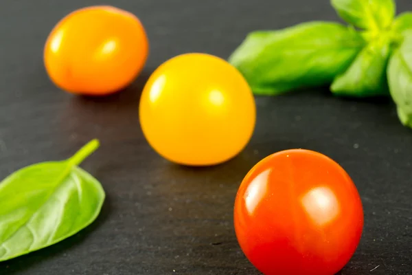 De nombreuses variétés de tomates colorés — Photo