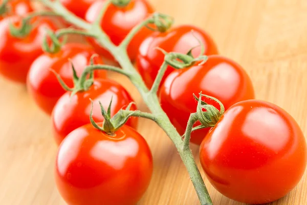 Tomates cerises sur la vigne — Photo