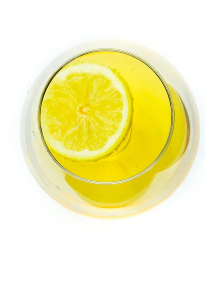 Limón en vaso de alcohol — Foto de Stock