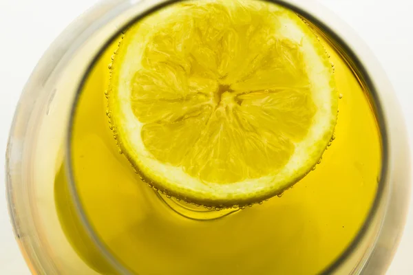 Limão em vidro de álcool — Fotografia de Stock