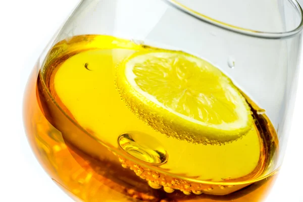 Limone auf Alkoholglas — Stockfoto