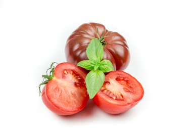 izole domates ve fesleğen yaprağı