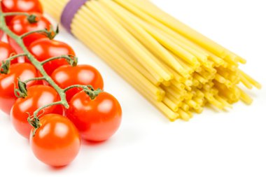 spaghetti et tomates aux fines herbes