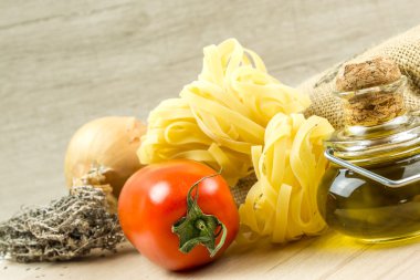 spaghetti et tomates aux fines herbes