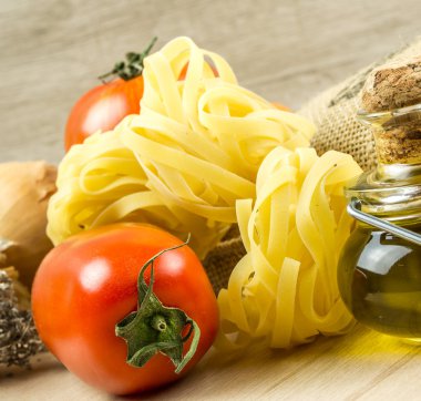 spaghetti et tomates aux fines herbes