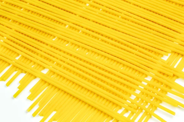 Spaghetti italiani crudi su fondo bianco — Foto Stock