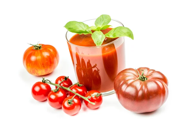 Succo di pomodoro e pomodori freschi — Foto Stock