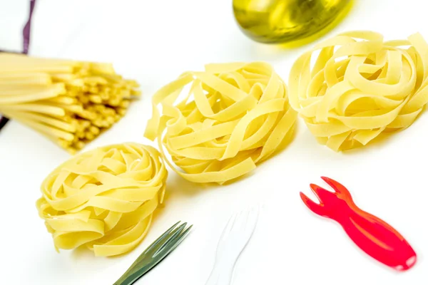 Pişmemiş İtalyan tagliatelle ve spagetti makarna — Stok fotoğraf