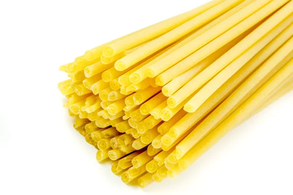 Spaghetti italiani crudi su fondo bianco — Foto Stock