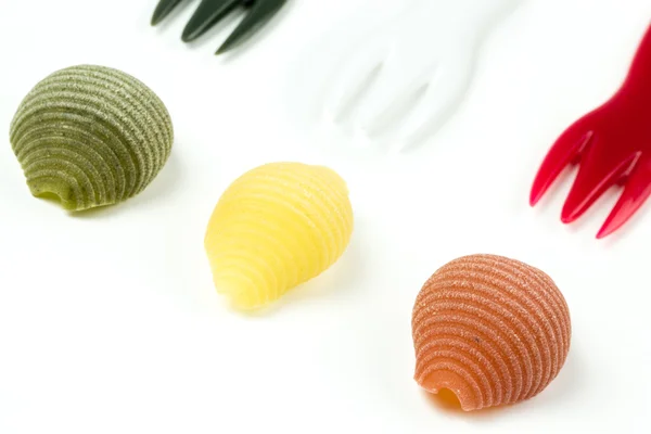 Ungekochte italienische Conchiglie-Pasta auf weißem Hintergrund — Stockfoto