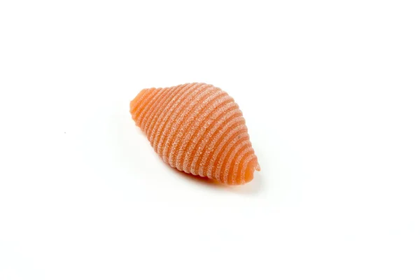 Těstoviny nevařené italské conchiglie na bílém pozadí — Stock fotografie