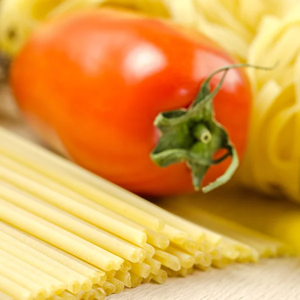 Spaghetti e pomodori alle erbe — Foto Stock