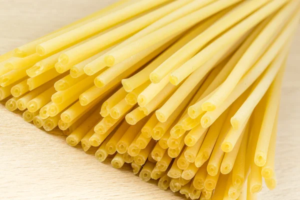 Espaguetis italianos sin cocer sobre fondo blanco —  Fotos de Stock