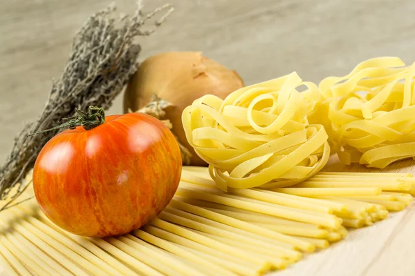 Spaghetti and tomatoes with herbs — Stock Photo, Image