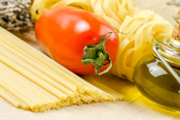 Spaghetti and tomatoes with herbs — Stock Photo, Image