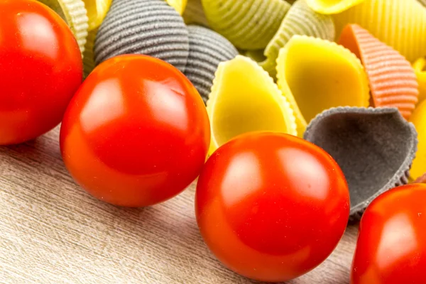 Conchiglie pasta with cherry tomatoes — Stock Photo, Image