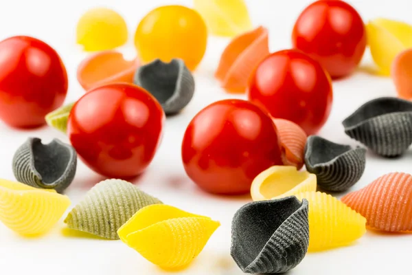 Macarrão conchiglie com tomate cereja — Fotografia de Stock