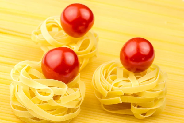 Tagliatelle and fresh tomatoes — Stock Photo, Image