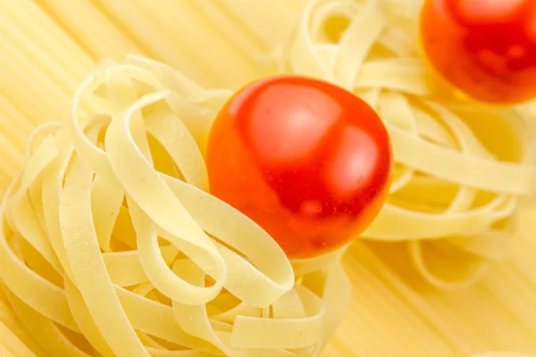 Tagliatelle and fresh tomatoes — Stock Photo, Image