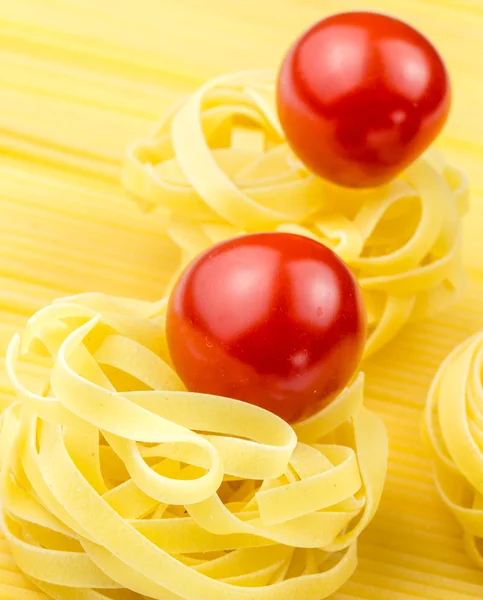 Tagliatelle and fresh tomatoes — Stock Photo, Image