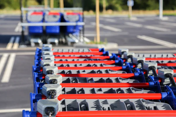 Fila de carritos de compras o carros en el supermercado —  Fotos de Stock