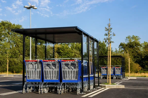 Rij van winkelen karren of mobiele carts in de supermarkt — Stockfoto