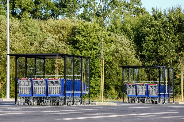 Rij van winkelen karren of mobiele carts in de supermarkt — Stockfoto