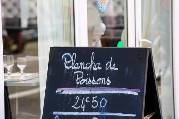 Menú fuera de un restaurante francés —  Fotos de Stock