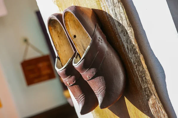 Zapatos de madera tradicionales colgando en una pared —  Fotos de Stock
