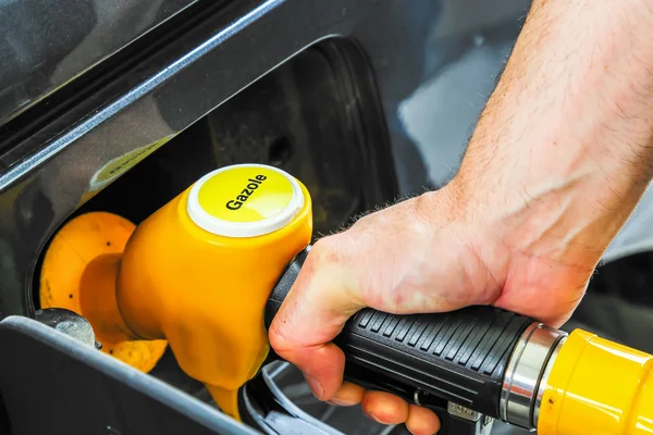 Fahrer pumpt Benzin an Tankstelle ab, — Stockfoto