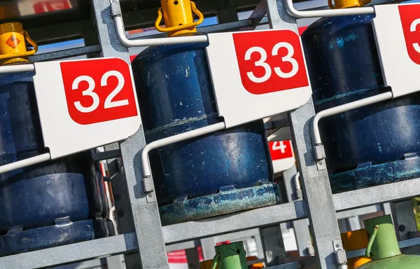 Pilas de cilindros de gas en un distribuidor — Foto de Stock