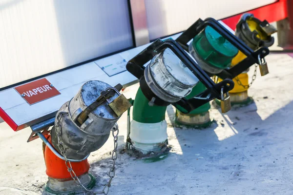 Válvulas tanque de gasolina de una gasolinera —  Fotos de Stock