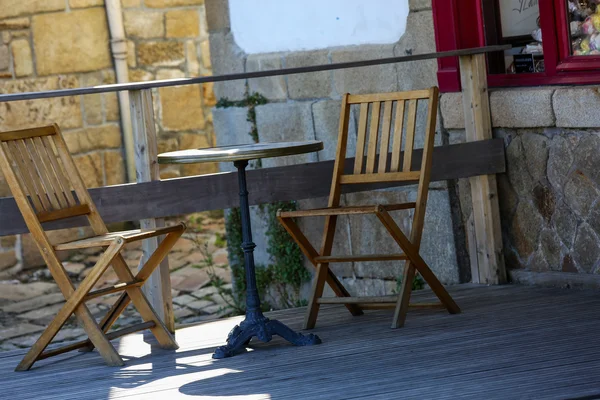 Restaurante al aire libre vacío en un pueblo francés —  Fotos de Stock