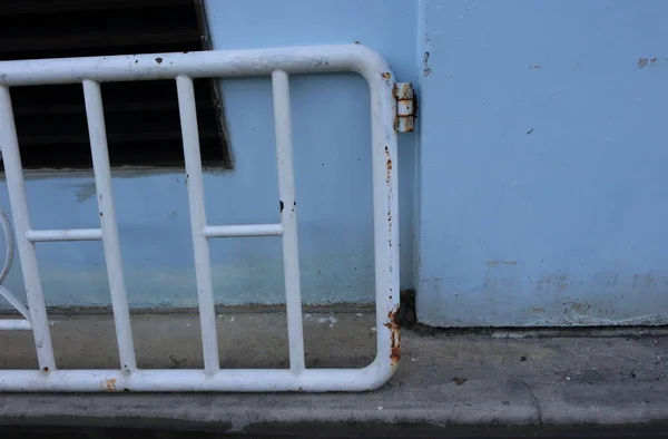 Частина Пошкоджених Дверей Паркану Зламана Петля Двері Іржаві — стокове фото
