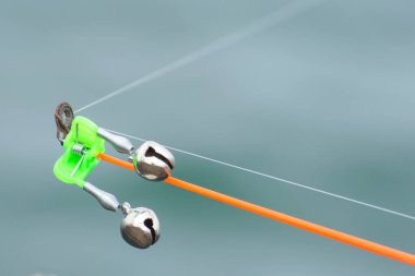 Olta ve olta oltası olarak balıkçılık ekipmanları. Balık tutma nehri balık tutma süreci.