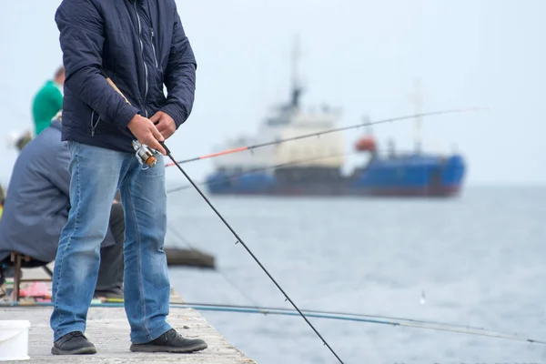 Fischer Der Seebrücke Angeln Eine Rolle Und Eine Angel Den — Stockfoto