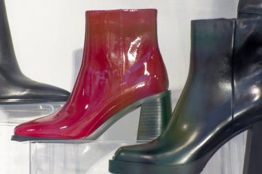 Kadın ayakkabıları satan bir dükkan. Bir butikte şık kadın botları sergileniyor..
