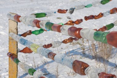 Boş plastik şişelerden. Çöp sorunu, çevre kirliliği. Geri dönüşümlü plastik.