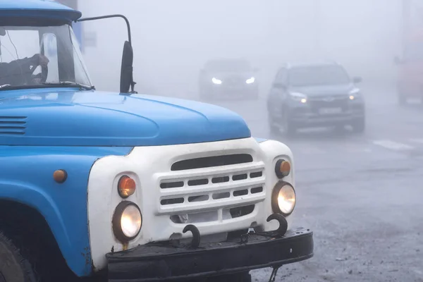 Fog Road Old Truck Drives City Crossroads Cars Motion Blur — Fotografia de Stock
