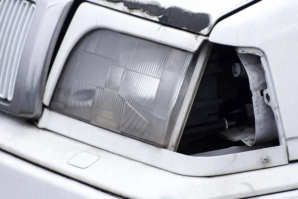 Velho Carro Branco Com Bateu Frente Veículos Desmontagem Sem Farol — Fotografia de Stock