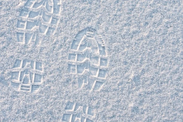 新落雪中的人类脚印 通向目标的道路 概念图 复制空间 免版税图库照片