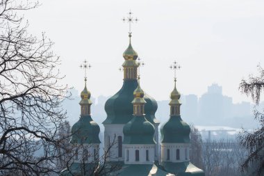 Kyiv, Ukrayna, Nisan 2019: St. Michael 's Vydubychi Manastırı üzerine panoramik manzara - Eski Kyiv Dağı' ndaki tarihi mimari anıt.