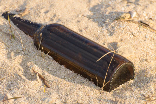 Szklane Odpady Butelki Plaży Morskiej Zachowanie Koncepcji Ochrony Środowiska — Zdjęcie stockowe