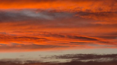 Dramatik ateş gökyüzü. Fantastik altın gün batımı arka planı. Soyut koyu kırmızı arka plan bulanık. Panoramik manzara, web afişi. Özel olarak odaklanmış fotoğraf.